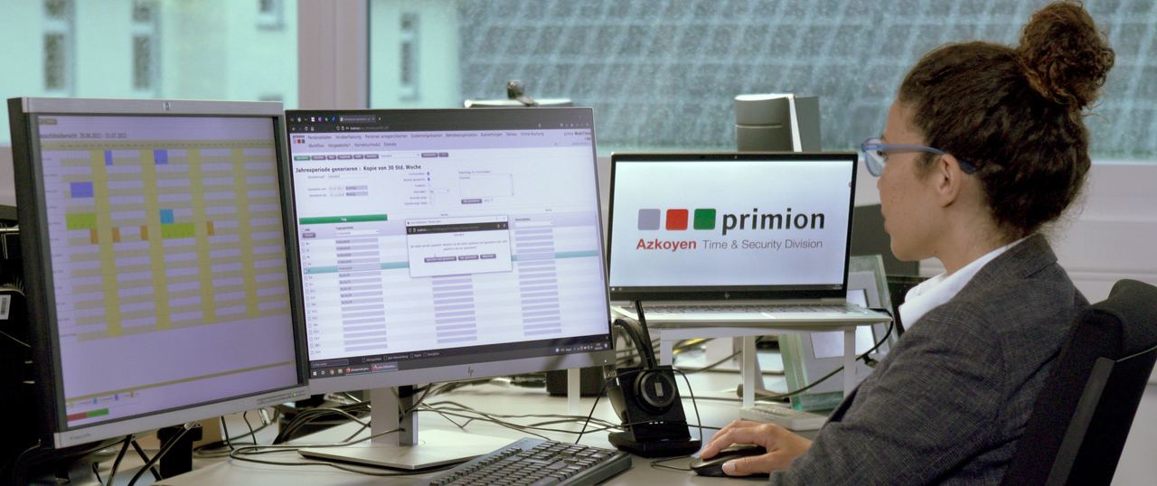 Femme devant un ordinateur montrant le logiciel prime WebTime pour la gestion des temps de travail